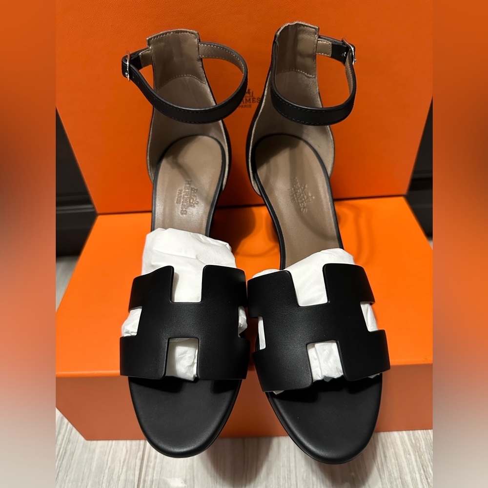 New Hermes Black Legend Sandals. Size 37 (US 7). Full set.